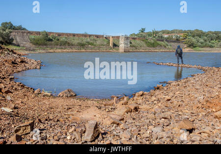 Mann mit Blick auf die römischen Staudamm von cornalvo. Dieser Damm wurde Nationaldenkmal auf Dec 13 1912, und es ist noch heute im Einsatz Stockfoto