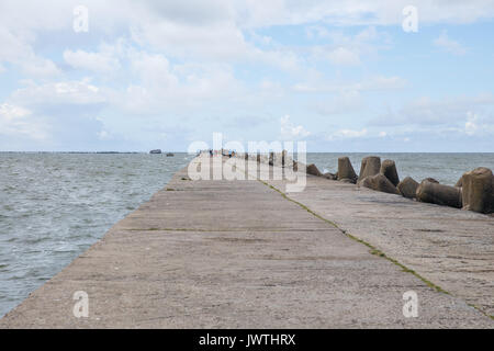 Baltic Beach Mole in Liepaja, Lettland. Karaosta 2017. Stockfoto