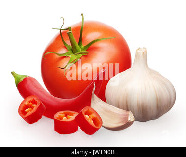 Ganze frische rote Tomate mit grünen Blättern, Knoblauch mit Nelke und Chili Pfeffer Gemüse auf weißem Hintergrund ausschneiden Stockfoto