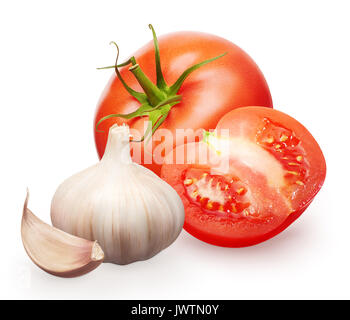 Ganze frische rote Tomate mit grünen Blättern, Halb- und Knoblauch mit Nelke auf weißem Hintergrund Stockfoto