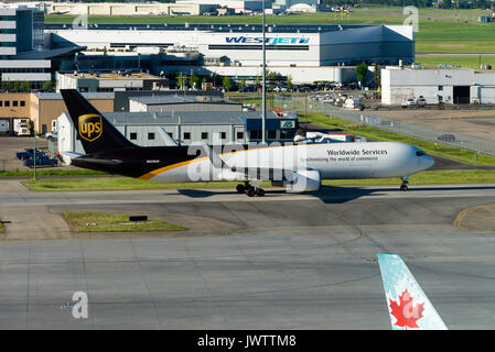 UPS Boeing 767-34 AF Winglets Airliner N 348 bis Rollen bei der Ankunft am internationalen Flughafen von Calgary Alberta Kanada Stockfoto
