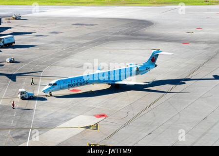 Air Canada Express Fluggesellschaft Bombardier CRJ-705LR Airliner C-FDJZ Zurück von einem Schlepper vom am internationalen Flughafen von Calgary Alberta Kanada Stand gedrückt wird Stockfoto