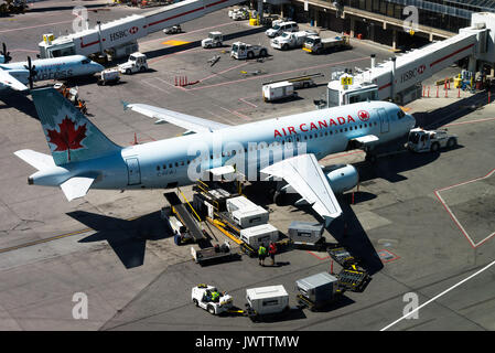 Air Canada Airline Airbus A 320-211 Airliner C-FFWJ auf dem Stand Warten auf Abflug am Flughafen Calgary Alberta Kanada Stockfoto