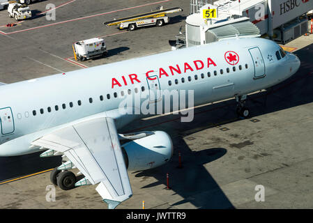 Air Canada Airline Airbus A 321-211 Airliner C-FGKN auf dem Stand Warten auf Laden am Internationalen Flughafen von Calgary Alberta Kanada Stockfoto