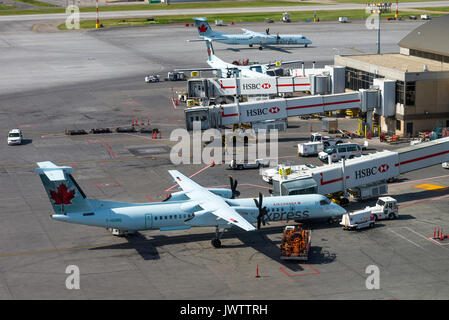 Air Canada Express Fluggesellschaft Bombardier Dash 8-402 Passagierflugzeug C-GGMQ auf dem Stand Warten auf Abflug am Internationalen Flughafen von Calgary Alberta Kanada Stockfoto