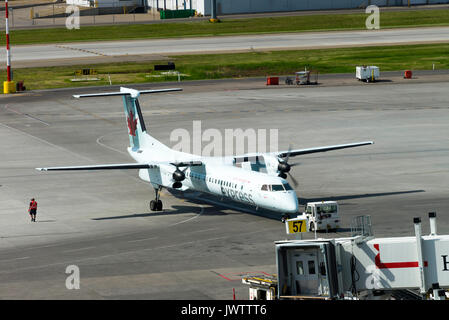 Air Canada Express Fluggesellschaft Bombardier Dash 8-402 Turboprop Airliner C-GGMI Zurück Drücken für Abflug am Internationalen Flughafen von Calgary Alberta Kanada Stockfoto