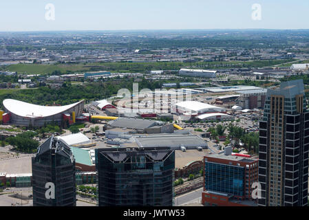 Die Luftaufnahme in Richtung der Calgary Stampede Showground und Saddledome vom Calgary Tower Alberta Kanada Stockfoto