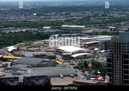 Die Luftaufnahme in Richtung der Calgary Stampede Showground und Saddledome vom Calgary Tower Alberta Kanada Stockfoto