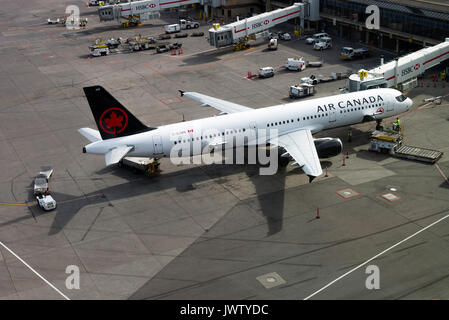 Air Canada Airline Airbus A 321-211 Airliner C-GJWN Vorbereitung zur Abreise am internationalen Flughafen von Calgary Alberta Kanada Stockfoto