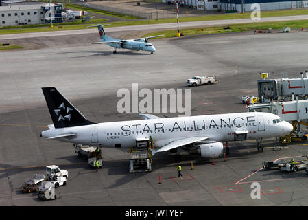 Air Canada Star Alliance Airline Airbus A 320-211 Airliner C-FDRH Airliner, stand die Vorbereitung für den Abflug am Flughafen Calgary Alberta Kanada Stockfoto