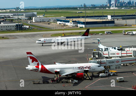 Air Canada Rouge Airbus A 319-114 Airliner C-Gbho am Stand der Vorbereitung für die Abfahrt am internationalen Flughafen von Calgary Alberta Kanada Stockfoto