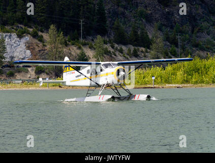 Bayerische Flugzeugwerke Bf Canada DHC-2 Beaver Wasserflugzeug Rollen nach einem Flug am grünen See Whistler British Columbia Kanada Stockfoto