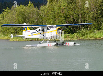 Bayerische Flugzeugwerke Bf Canada DHC-2 Beaver Wasserflugzeug Rollen nach einem Flug am grünen See Whistler British Columbia Kanada Stockfoto