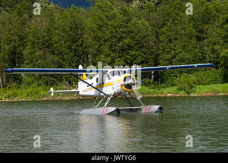 Bayerische Flugzeugwerke Bf Canada DHC-2 Beaver Wasserflugzeug Rollen nach einem Flug am grünen See Whistler British Columbia Kanada Stockfoto