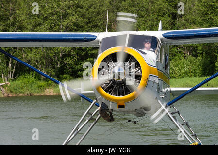 Bayerische Flugzeugwerke Bf Canada DHC-2 Beaver Wasserflugzeug Rollen nach einem Flug am grünen See Whistler British Columbia Kanada Stockfoto