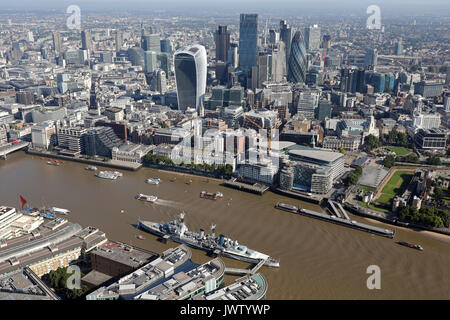 Luftaufnahme der HMS Belfast und der Londoner City Stockfoto