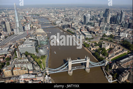 Luftbild von der Tower Bridge, Shard, Themse, und der Londoner City Skyline Stockfoto