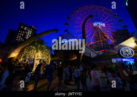 BANGKOK, THAILAND - Januar 1, 2017: Unbekannter Menschen auf Dinosaur Planet Theme Park seit dem 25. März 2016 geöffnet, in der Dämmerung. Stockfoto