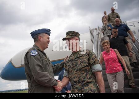 Us-Generalstabschefs General Joseph Dunford, rechts, ist von der Luftwaffe Generalleutnant Jerry Martinez, Kommandeur der US-Streitkräfte Japan begrüßt, nach Yokota Air Force Base ankommen für einen Tankstopp August 12, 2017 in Yokota, Japan. Dunford ist es, die militärische Führer in der Asien-Pazifik-Region als die Spannungen mit Nordkorea über Kernwaffen und ballistischen Raketen Tests steigen. Stockfoto