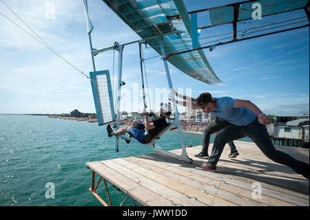 Während der Internationalen Bognor Birdman Ereignis in Chichester, England, Scott Wallis Piloten Zephyrous 2 Vom Ende der Bognor Pier. Scott und sein Freund Samuel Penny gebaut, um die Human powered aircraft. Während des Fluges Scott 38,5 Meter flog und in der Luft waren für 6,62 Sekunden vor der Landung in das Meer. Stockfoto