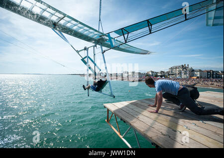 Während der Internationalen Bognor Birdman Ereignis in Chichester, England, Scott Wallis Piloten Zephyrous 2 Vom Ende der Bognor Pier. Scott und sein Freund Samuel Penny gebaut, um die Human powered aircraft. Während des Fluges Scott 38,5 Meter flog und in der Luft waren für 6,62 Sekunden vor der Landung in das Meer. Stockfoto