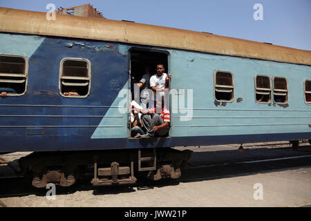 Kairo, Ägypten. 13 Aug, 2017. Ägypten Reisen auf einem überfüllten Zug in Kairo, Ägypten, 13.08.2017. Leiter der Ägyptischen Transport Association (ETA) Mohamed Shehata am Sonntag gesagt, dass China ein wichtiger Akteur bei der Entwicklung Ägyptens railway System sein kann. Credit: Ahmed Gomaa/Xinhua/Alamy leben Nachrichten Stockfoto