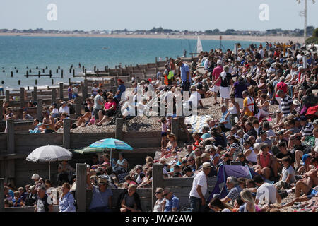 Bognor Regis, Großbritannien. August 13, 2017. Menschenmassen die Sonne und das warme Wetter am Strand genießen, wie sie die Internationale Bognor Birdman Wettbewerb in Chichester, West Sussex, UK Sonntag, den 13. August 2017. Einen warmen und sonnigen Nachmittag mit einer sanften Brise bieten die perfekte Wetterbedingungen für die jährliche Veranstaltung. Foto: Credit: Lukas MacGregor/Alamy leben Nachrichten Stockfoto