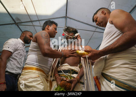 UK. 13 Aug, 2017. Szenen aus einem Wagen Prozession, die den Höhepunkt der jährlichen Shri Kanagathurkkai Amman Tempel (SKAT) Festival der Thaipusam in West Ealing, London. Das Festival zieht Tausende von hinduistischen Anhänger der überwiegend Tamilischen Ursprungs zu West Ealing aus der ganzen Welt. Foto Datum: Sonntag, 13. August 2017. Photo Credit: Roger Garfield/Alamy leben Nachrichten Stockfoto