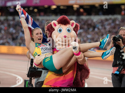 London, Grossbritannien. 12 Aug, 2017. Jubel Siegerin Sally Pearson (AUS/1. Platz) wird von Maskottchen Held der Igel der Igel auf haenden getragen Finale 100m Huerden der Frauen am 12.08.2017 Wirtschaft Championships 2017 in London/Grossbritannien, vom 04.08. - 13.08.2017. | Verwendung weltweit Quelle: dpa/Alamy leben Nachrichten Stockfoto