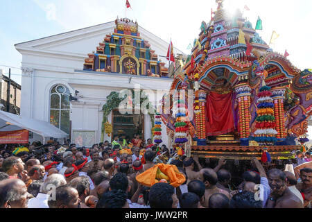 UK. 13 Aug, 2017. Szenen aus einem Wagen Prozession, die den Höhepunkt der jährlichen Shri Kanagathurkkai Amman Tempel (SKAT) Festival der Thaipusam in West Ealing, London. Das Festival zieht Tausende von hinduistischen Anhänger der überwiegend Tamilischen Ursprungs zu West Ealing aus der ganzen Welt. Foto Datum: Sonntag, 13. August 2017. Photo Credit: Roger Garfield/Alamy leben Nachrichten Stockfoto