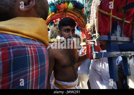 UK. 13 Aug, 2017. Szenen aus einem Wagen Prozession, die den Höhepunkt der jährlichen Shri Kanagathurkkai Amman Tempel (SKAT) Festival der Thaipusam in West Ealing, London. Das Festival zieht Tausende von hinduistischen Anhänger der überwiegend Tamilischen Ursprungs zu West Ealing aus der ganzen Welt. Foto Datum: Sonntag, 13. August 2017. Photo Credit: Roger Garfield/Alamy leben Nachrichten Stockfoto