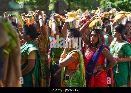 UK. 13 Aug, 2017. Szenen aus einem Wagen Prozession, die den Höhepunkt der jährlichen Shri Kanagathurkkai Amman Tempel (SKAT) Festival der Thaipusam in West Ealing, London. Das Festival zieht Tausende von hinduistischen Anhänger der überwiegend Tamilischen Ursprungs zu West Ealing aus der ganzen Welt. Foto Datum: Sonntag, 13. August 2017. Photo Credit: Roger Garfield/Alamy leben Nachrichten Stockfoto