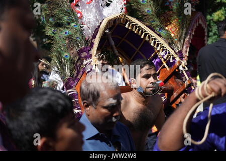 UK. 13 Aug, 2017. Szenen aus einem Wagen Prozession, die den Höhepunkt der jährlichen Shri Kanagathurkkai Amman Tempel (SKAT) Festival der Thaipusam in West Ealing, London. Das Festival zieht Tausende von hinduistischen Anhänger der überwiegend Tamilischen Ursprungs zu West Ealing aus der ganzen Welt. Foto Datum: Sonntag, 13. August 2017. Photo Credit: Roger Garfield/Alamy leben Nachrichten Stockfoto