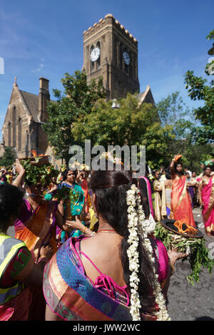 UK. 13 Aug, 2017. Szenen aus einem Wagen Prozession, die den Höhepunkt der jährlichen Shri Kanagathurkkai Amman Tempel (SKAT) Festival der Thaipusam in West Ealing, London. Das Festival zieht Tausende von hinduistischen Anhänger der überwiegend Tamilischen Ursprungs zu West Ealing aus der ganzen Welt. Foto Datum: Sonntag, 13. August 2017. Photo Credit: Roger Garfield/Alamy leben Nachrichten Stockfoto