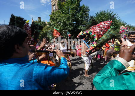 UK. 13 Aug, 2017. Szenen aus einem Wagen Prozession, die den Höhepunkt der jährlichen Shri Kanagathurkkai Amman Tempel (SKAT) Festival der Thaipusam in West Ealing, London. Das Festival zieht Tausende von hinduistischen Anhänger der überwiegend Tamilischen Ursprungs zu West Ealing aus der ganzen Welt. Foto Datum: Sonntag, 13. August 2017. Photo Credit: Roger Garfield/Alamy leben Nachrichten Stockfoto