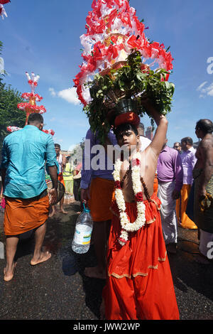 UK. 13 Aug, 2017. Szenen aus einem Wagen Prozession, die den Höhepunkt der jährlichen Shri Kanagathurkkai Amman Tempel (SKAT) Festival der Thaipusam in West Ealing, London. Das Festival zieht Tausende von hinduistischen Anhänger der überwiegend Tamilischen Ursprungs zu West Ealing aus der ganzen Welt. Foto Datum: Sonntag, 13. August 2017. Photo Credit: Roger Garfield/Alamy leben Nachrichten Stockfoto