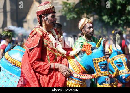 UK. 13 Aug, 2017. Szenen aus einem Wagen Prozession, die den Höhepunkt der jährlichen Shri Kanagathurkkai Amman Tempel (SKAT) Festival der Thaipusam in West Ealing, London. Das Festival zieht Tausende von hinduistischen Anhänger der überwiegend Tamilischen Ursprungs zu West Ealing aus der ganzen Welt. Foto Datum: Sonntag, 13. August 2017. Photo Credit: Roger Garfield/Alamy leben Nachrichten Stockfoto