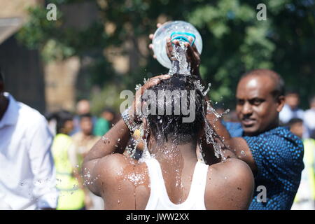 UK. 13 Aug, 2017. Szenen aus einem Wagen Prozession, die den Höhepunkt der jährlichen Shri Kanagathurkkai Amman Tempel (SKAT) Festival der Thaipusam in West Ealing, London. Das Festival zieht Tausende von hinduistischen Anhänger der überwiegend Tamilischen Ursprungs zu West Ealing aus der ganzen Welt. Foto Datum: Sonntag, 13. August 2017. Photo Credit: Roger Garfield/Alamy leben Nachrichten Stockfoto