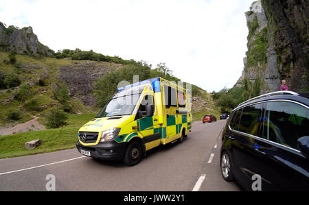 Cheddar Gorge, Somerset, UK. August 13, 2017. Medizinische Ambulanzen an einem Vorfall auf Cheddar Gorge ein beliebtes Urlaubsziel in Somerset, South West England - möglicherweise jemand von den felsigen Klippen Credit: Timothy Große/Alamy leben Nachrichten Stockfoto