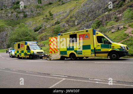 Cheddar Gorge, Somerset, UK. August 13, 2017. Medizinische Ambulanzen an einem Vorfall auf Cheddar Gorge ein beliebtes Urlaubsziel in Somerset, South West England - möglicherweise jemand von den felsigen Klippen Credit: Timothy Große/Alamy leben Nachrichten Stockfoto