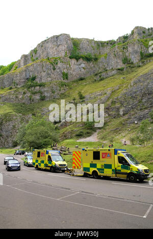 Cheddar Gorge, Somerset, UK. August 13, 2017. Medizinische Ambulanzen an einem Vorfall auf Cheddar Gorge ein beliebtes Urlaubsziel in Somerset, South West England - möglicherweise jemand von den felsigen Klippen Credit: Timothy Große/Alamy leben Nachrichten Stockfoto