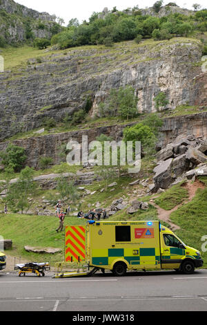 Cheddar Gorge, Somerset, UK. August 13, 2017. Medizinische Ambulanzen an einem Vorfall auf Cheddar Gorge ein beliebtes Urlaubsziel in Somerset, South West England - möglicherweise jemand von den felsigen Klippen Credit: Timothy Große/Alamy leben Nachrichten Stockfoto