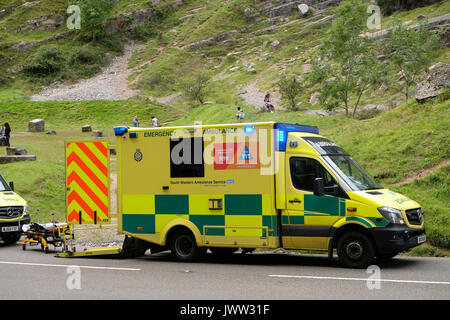 Cheddar Gorge, Somerset, UK. August 13, 2017. Medizinische Ambulanzen an einem Vorfall auf Cheddar Gorge ein beliebtes Urlaubsziel in Somerset, South West England - möglicherweise jemand von den felsigen Klippen Credit: Timothy Große/Alamy leben Nachrichten Stockfoto