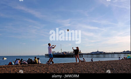 Brighton UK am 13. August 2017 - Besucher genießen einen schönen sonnigen Nachmittag auf Brighton Seafront aber das Wetter Prognose mehr Verunsicherung in den nächsten Tagen Foto von Simon Dack Credit: Simon Dack/Alamy Leben Nachrichten zu werden Stockfoto