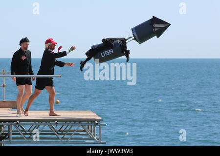 Chichester, West Sussex, UK. Die jährliche Internationale Bognor Birdman Wettbewerb abgebildet auf Bognor Regis Pier. Abgebildet ist Tim Slingsby gekleidet, wie Donald Trump und Mark Everard als Kim Jong-un von Nordkorea. © Sam Stephenson/Alamy Leben Nachrichten. Stockfoto