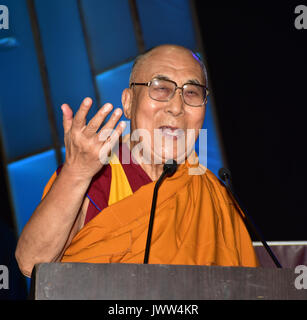 Mumbai, Indien. 13 Aug, 2017. Seine Heiligkeit der 14 Dalai Lama besucht World Peace & Harmony Konklave bei nsci Dome am 13. August in Mumbai, Indien 2017. Credit: Azhar Khan/Alamy leben Nachrichten Stockfoto