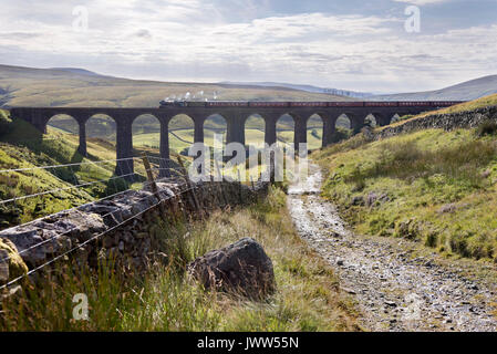 Der Fliegende Scotman Dampflok Hols 'Waverley' besondere Zug über Arten Gill Viadukt auf der Settle-Carlisle Railway Line in den Yorkshire Dales National Park, von Carlisle zurück nach New York reisen. Quelle: John Bentley/Alamy leben Nachrichten Stockfoto