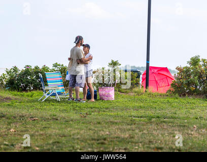 Norwalk, Connecticut, USA, Sonntag, 13. August 2017 Es war ein warmer 80 (f) Grad Tag mit geringer Luftfeuchtigkeit für die lokale Kalb auf der Weide Strand geht. Sommer bringt die jungen Liebenden für die letzten Tage des Umarmen, Küssen und zusammen zu sein. Credit: Craig Perry/Popupphoto/Alamy leben Nachrichten Stockfoto