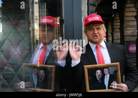 Edinburgh, Schottland, Großbritannien. 13 Aug, 2017. 'Donald Trump' (Danny Posthill ein Impressionist) wartet außerhalb der Assembly Rooms, Edinburgh Ehemalige SNP-Chef Alex Salmond zu Hinterhalt nach dem Edinburgh Festival Fringe Show' Alex Salmond 'Unleashed' Quelle: Allan Milligan/Alamy leben Nachrichten Stockfoto