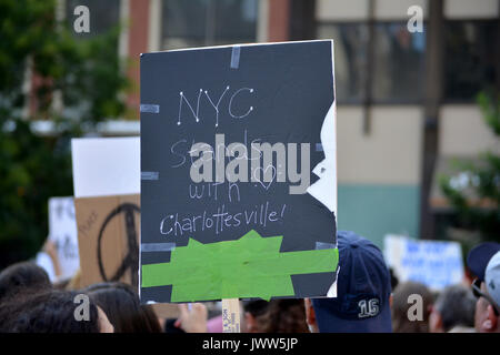 Charlottesville, USA. 13 Aug, 2017. Die Menschen versammelten sich in der Union Square Präsident Trumpf und die neonazistische Gewalt in Charlottesville, Virginia in New York City zu kündigen. Quelle: Christopher Penler/Alamy leben Nachrichten Stockfoto